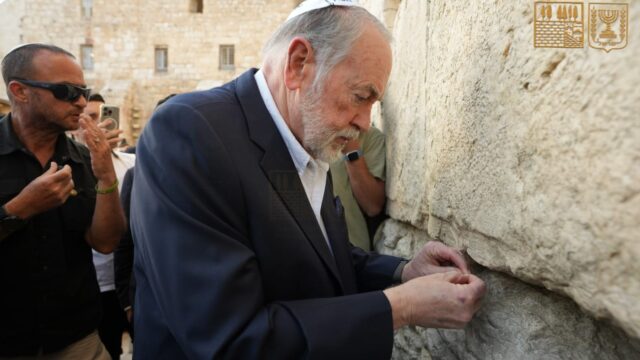 Judeo-Christian Nutjob Mike Huckabee Has Meeting With Traitor Jonathan Pollard